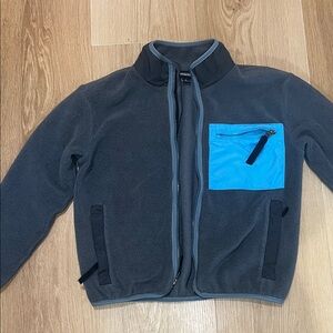 Patagonia fleece zip up
Size Med (10)
